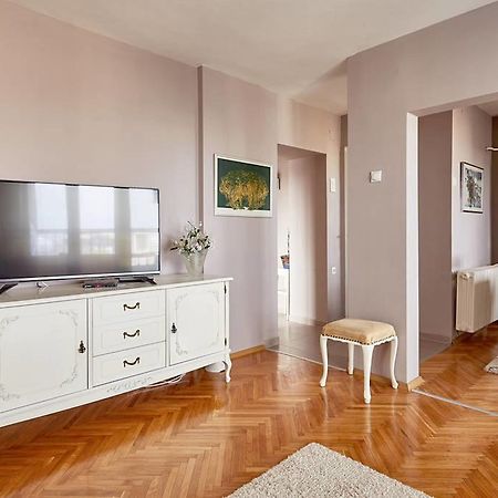 Spacious Modern Apartment In Peaceful Neighborhood Skopje Exterior photo