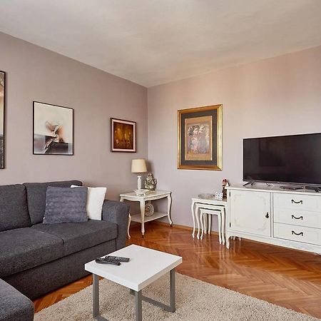Spacious Modern Apartment In Peaceful Neighborhood Skopje Exterior photo